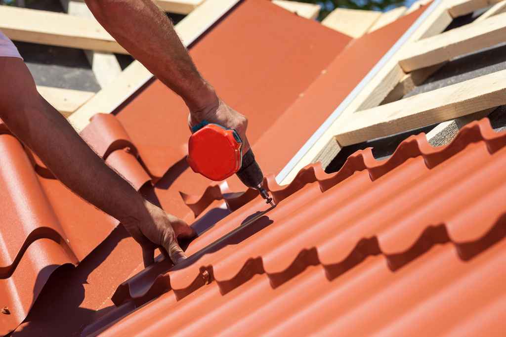 Roofing contractor for roof repair